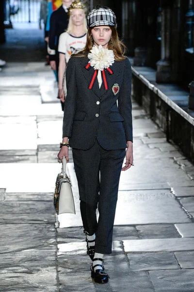 Look 19